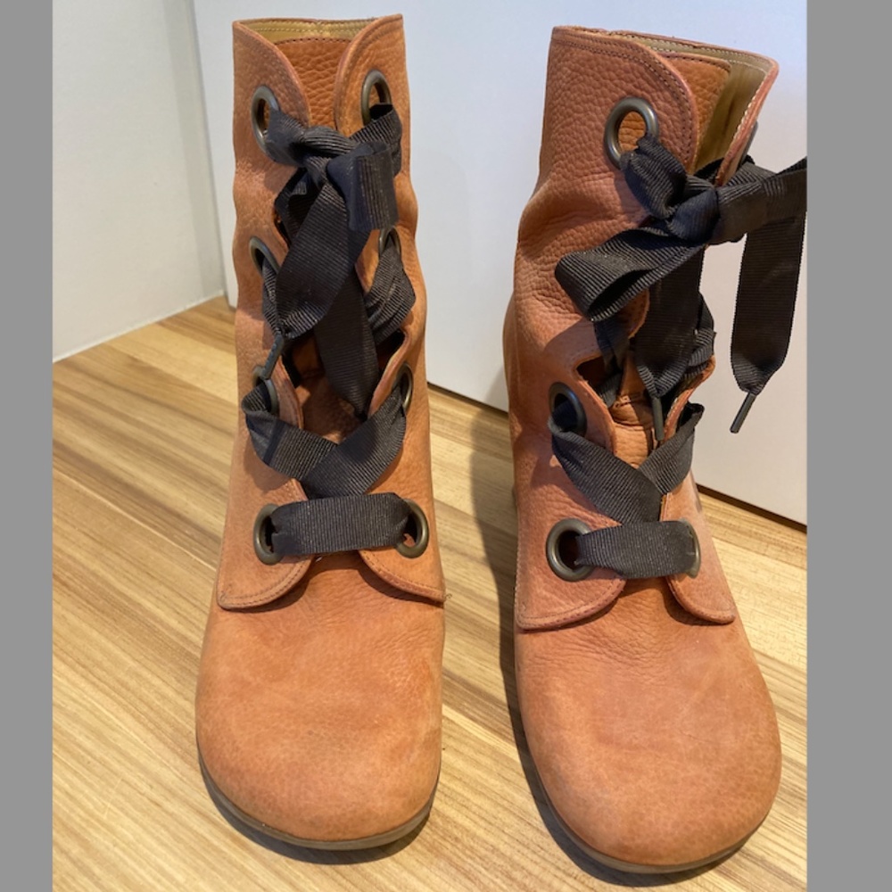 LEATHER BOOT WITH RIBBON LACES